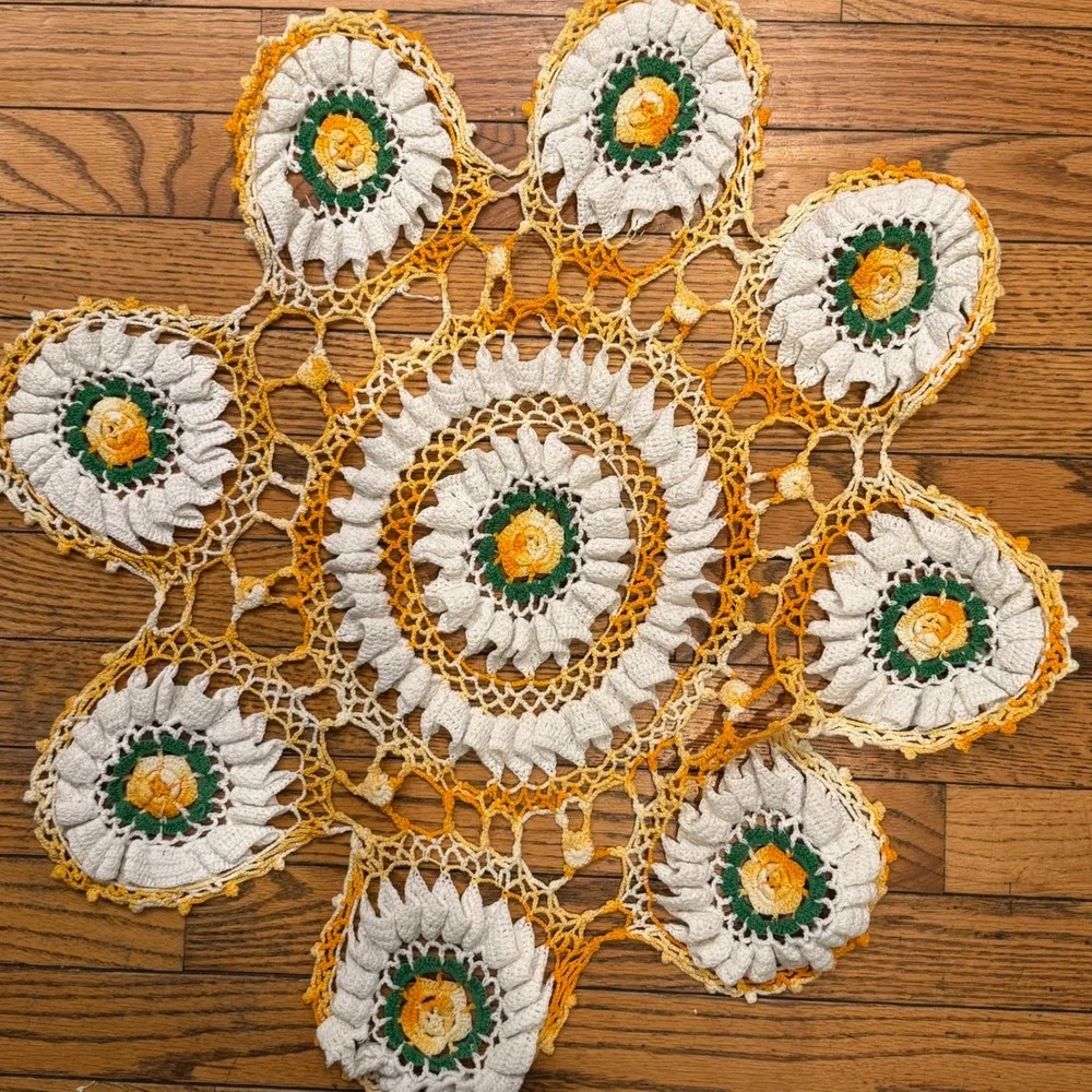 1.a.0.0.8.d Vtg Handmade Crochet Floral Doily Table Topper 24